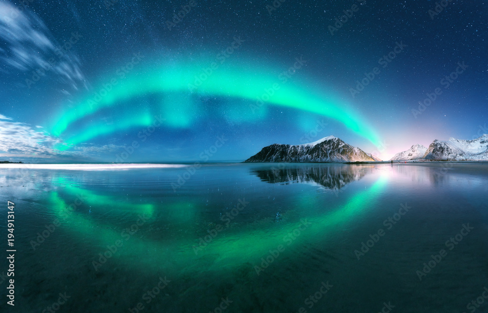 极光。挪威罗弗敦群岛的北极光。带极地灯光的星蓝色天空。夜晚的冬天