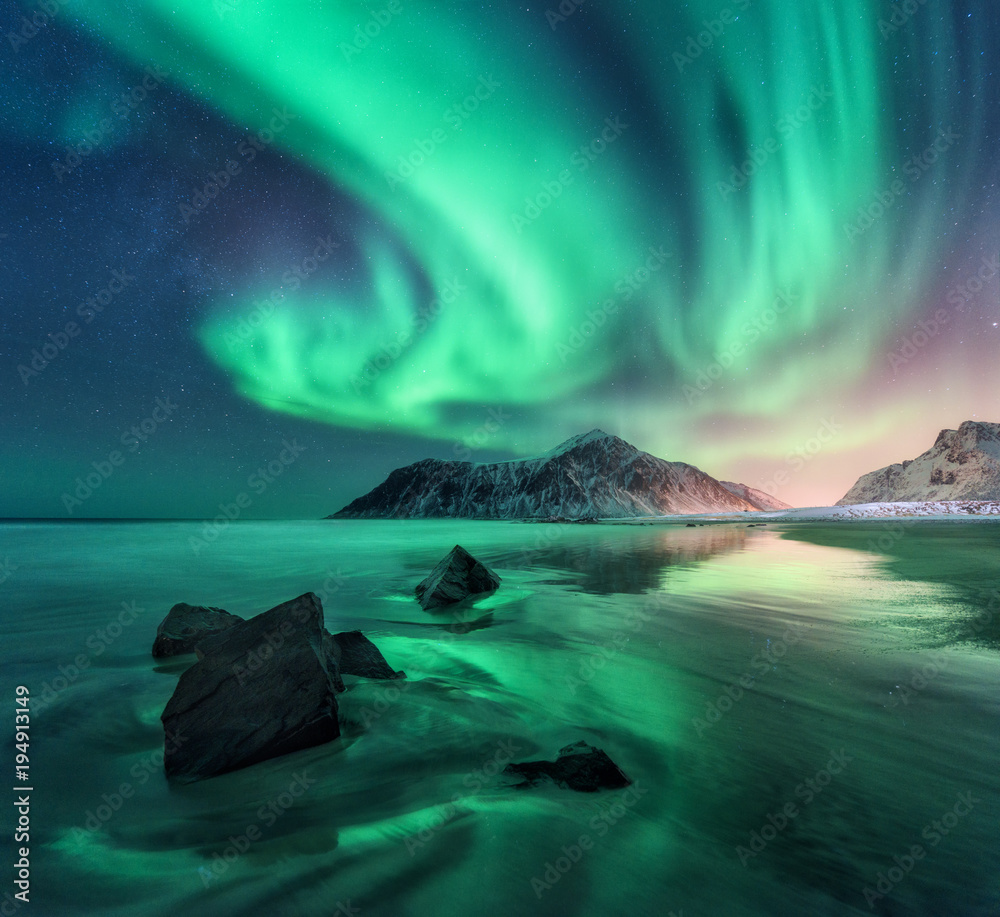 极光。挪威罗弗敦群岛的北极光。极地灯光的天空，星星。夜晚的冬季土地