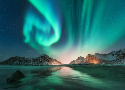挪威罗弗敦群岛的北极光。极光。绿色北极光。带极地照明的星空