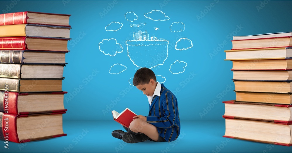 一个男孩被一堆书和一幅蓝色的画包围着阅读