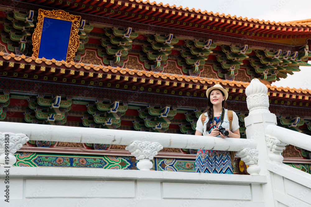 观赏中国寺庙景观的游客。