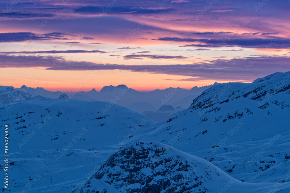 冬季阿尔卑斯山上美丽的日落