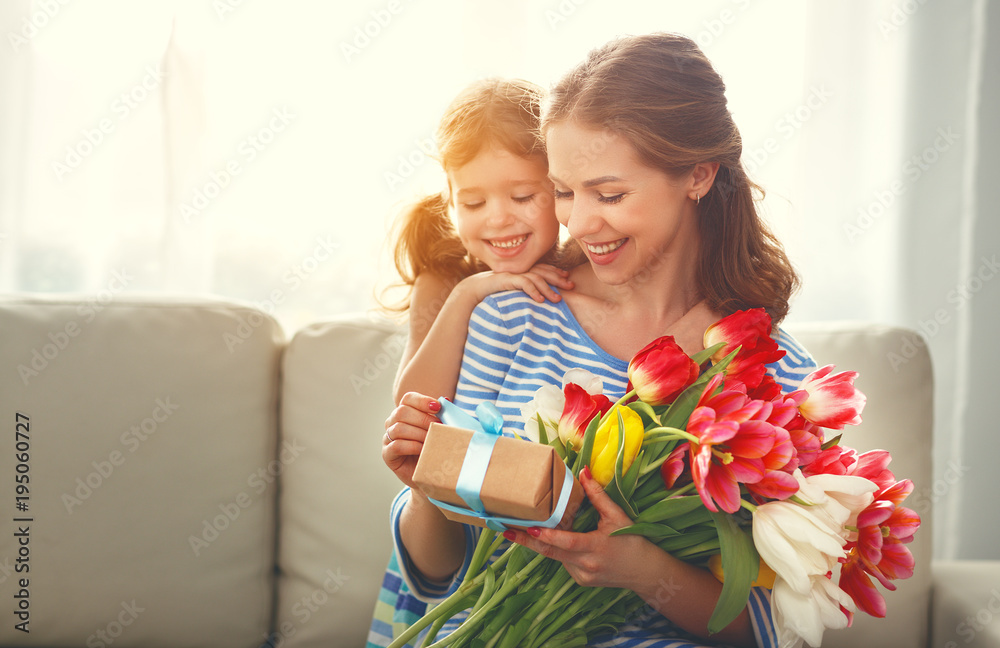 母亲节快乐！小女儿送给母亲一束郁金香和礼物。