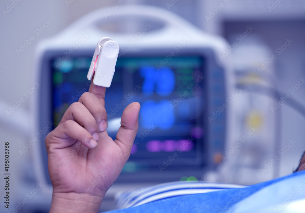 手术室心电图患者手指上的血氧计