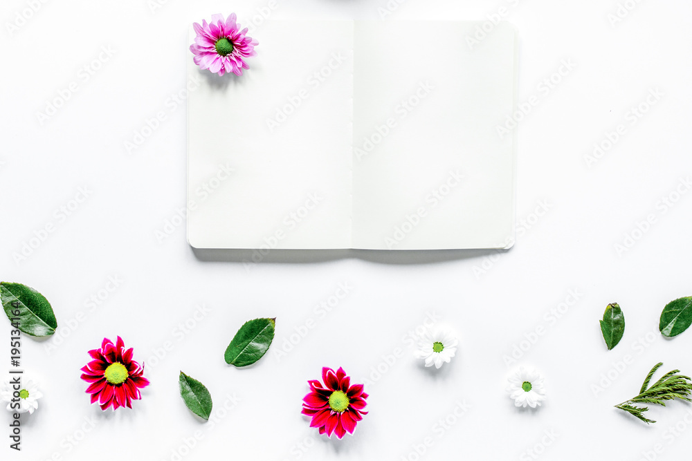 Copybook，americano and flowers on white table top-view mock（白色桌面上的文案、美洲菜和鲜花实物模型）