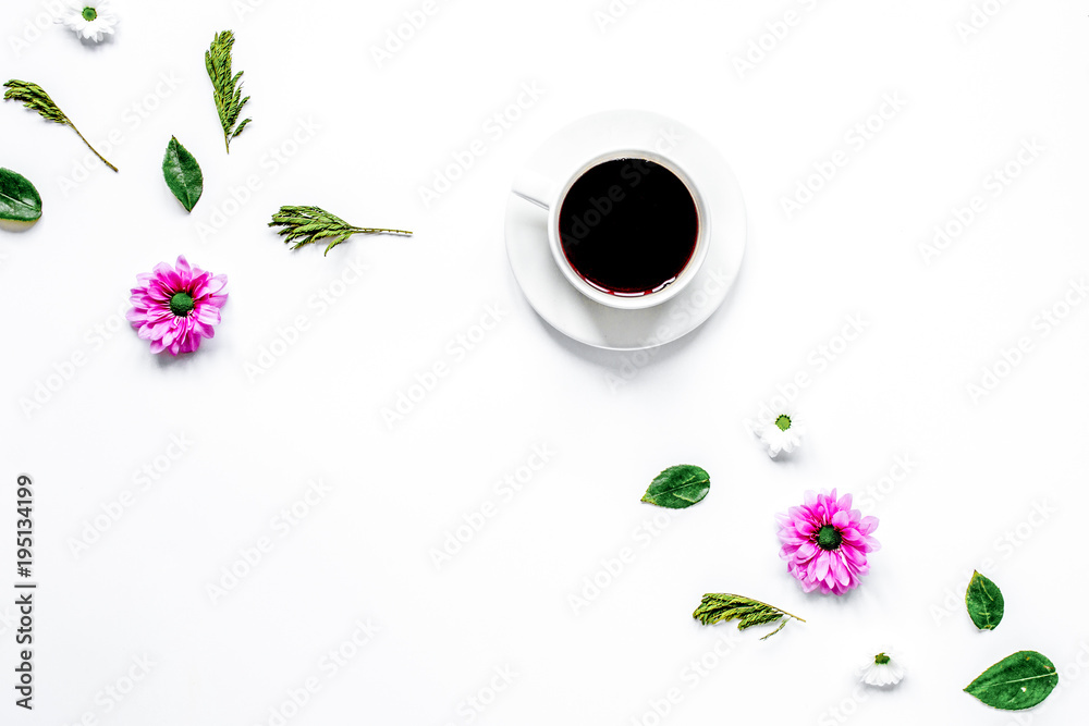 桌子背景上的花瓣和咖啡杯顶视图模型