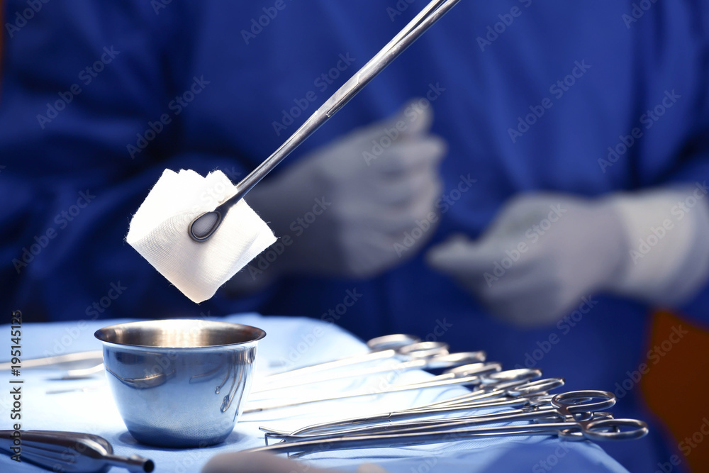 手术室中手术器械的特写图像