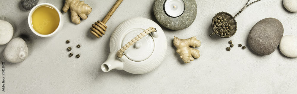 混凝土背景的亚洲茶具和水疗石