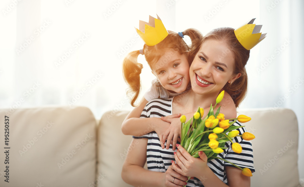 母亲节快乐！戴着皇冠、带着鲜花的母女。