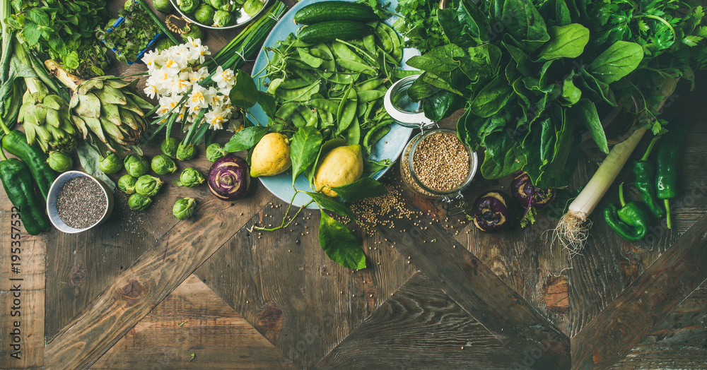 春季健康纯素食品烹饪原料。蔬菜、水果、种子、芽苗菜、花卉等。