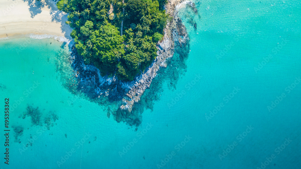 安达曼的热带岛屿鸟瞰图，白色沙滩，蓝色清澈的海水和花岗岩