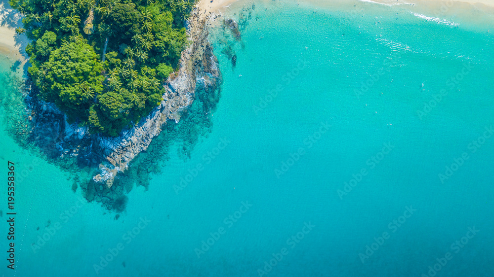 鸟瞰热带岛屿，白色沙滩，蓝色清澈的海水和花岗岩。俯视图