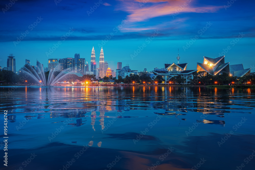 马来西亚吉隆坡双子塔背景和喷泉的吉隆坡城市公园景观