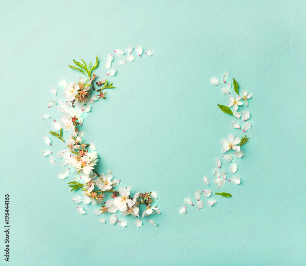 春天的花朵背景、图案和壁纸。白色杏仁花的平面布置花环