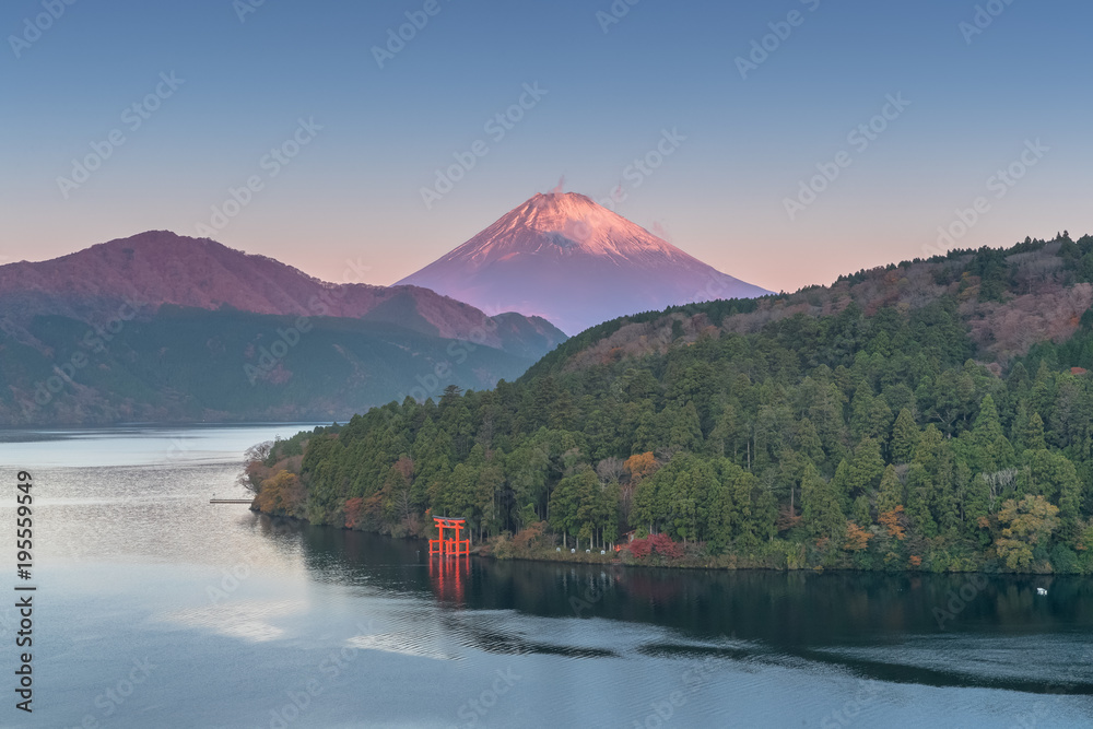 秋天日出时的富士山和阿什湖