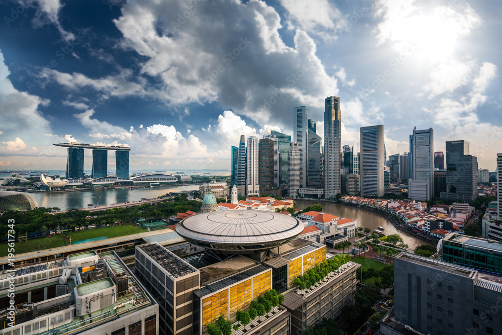 从酒店窗户看新加坡城市白天的城市景观，新加坡，亚洲