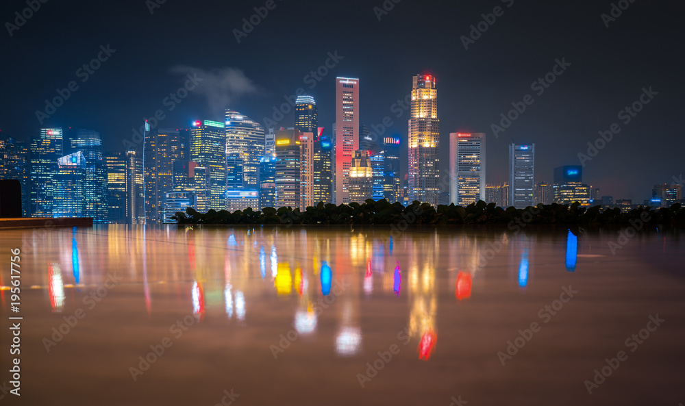 新加坡城市酒店屋顶反射到地板上的夜晚新加坡城市景观