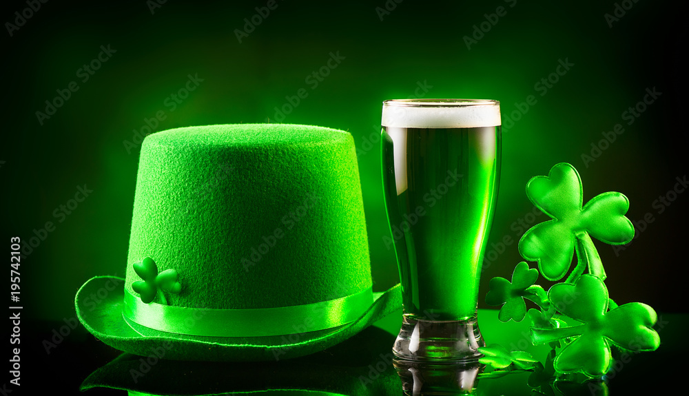 圣帕特里克节。深绿色背景下的绿色啤酒品脱和小妖精帽，饰以sha