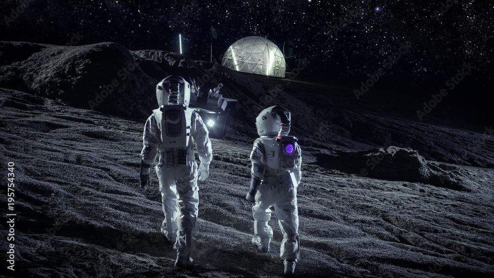以下是两名宇航员穿着太空服在外星星球上行走仰望天空的照片。