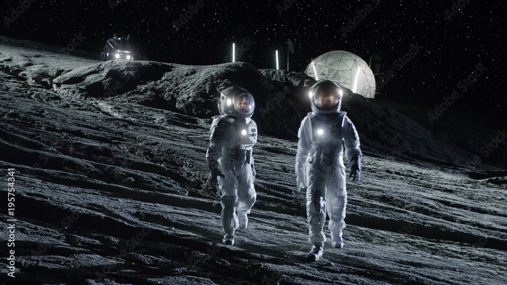 两名身穿太空服的宇航员在外星星球上行走，仰望天空。在背景基地wi