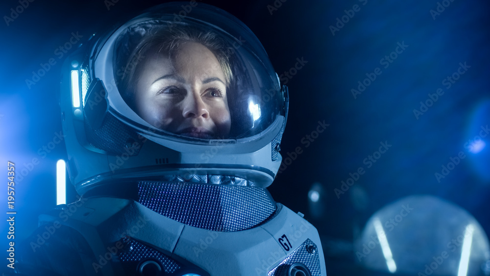 外星上美丽的女宇航员的肖像，在背后惊奇地环顾四周
