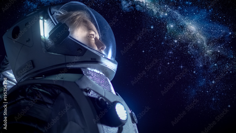 外星人星球上美丽的女宇航员凝视银河系的肖像。Spac