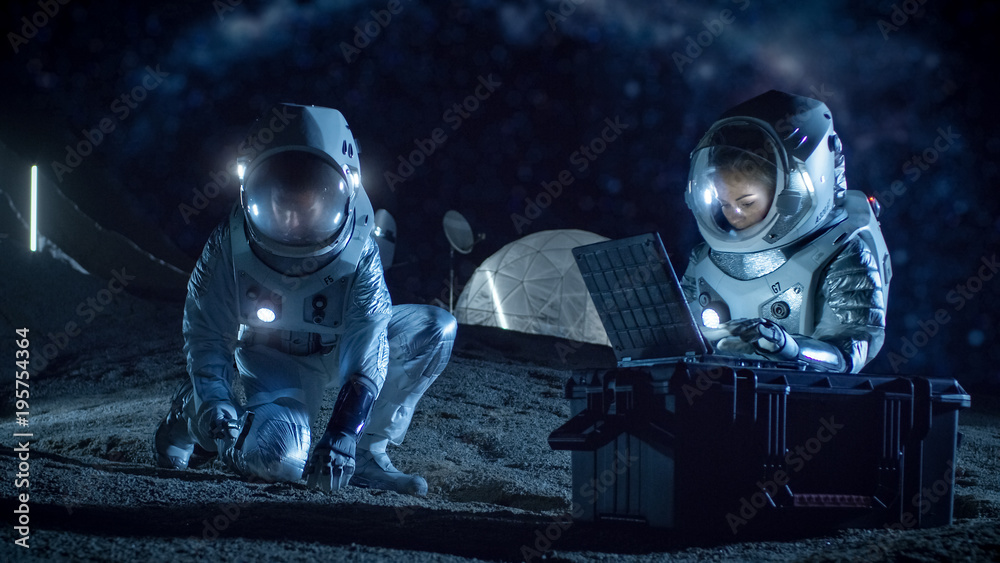 两名宇航员在这颗外星星球上收集岩石和土壤样本。太空旅行和探索，找到