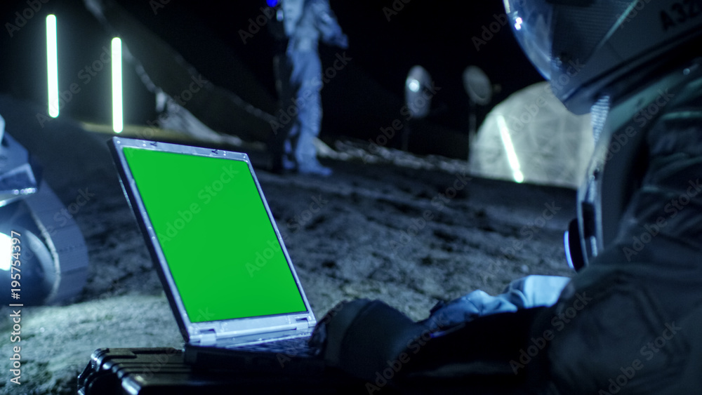 外星宇航员在一台模拟绿屏笔记本电脑上工作。背景是她的船员备忘录
