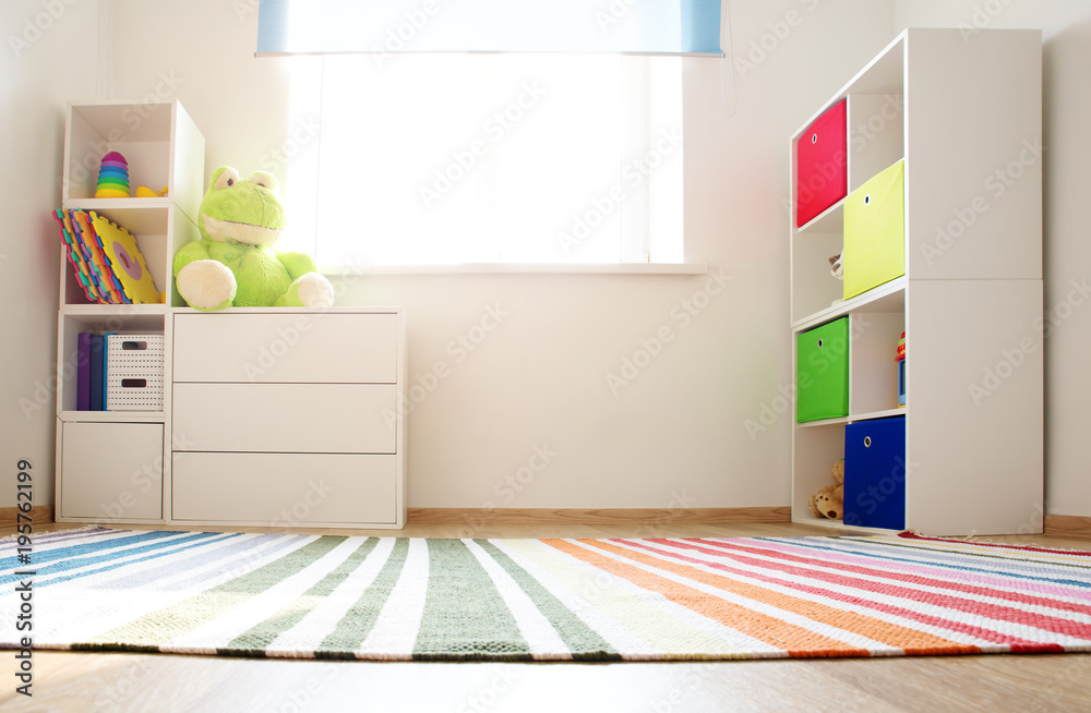 彩色儿童房，白色墙壁和家具