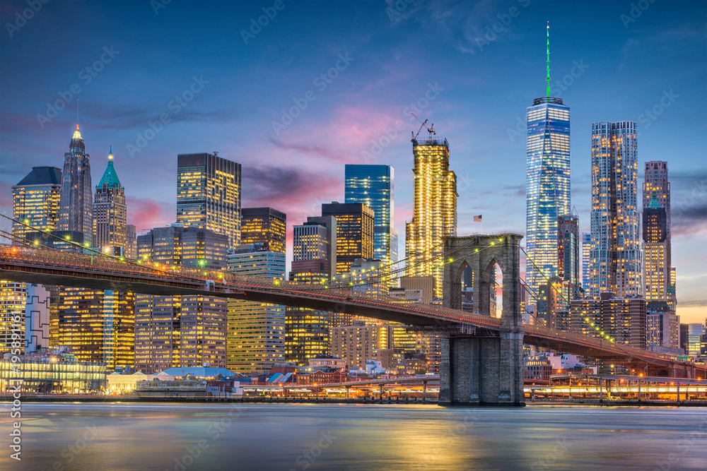 黄昏时分，美国纽约市东河上的天际线与布鲁克林大桥。