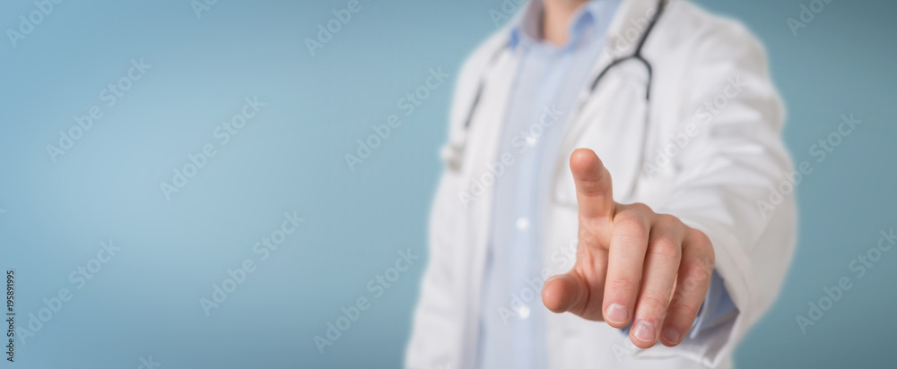 医生用手指触摸虚拟界面