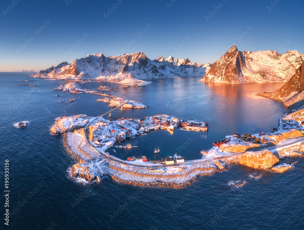 冬天日落时Reine和Hamnoy的鸟瞰图。挪威罗弗敦群岛令人惊叹。全景土地
