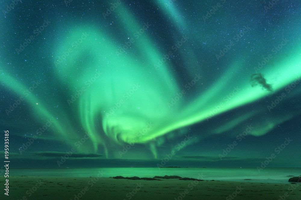 极光。海上的北极光。挪威罗弗敦群岛。绿色的北极光，星空。