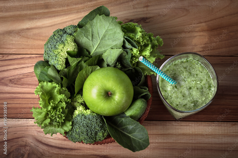 木桌玻璃瓶中的健康新鲜绿色奶昔汁，用于健康排毒和di