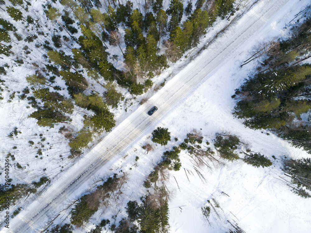 冬季公路上的汽车鸟瞰图。冬季风景乡村。雪地森林的航拍