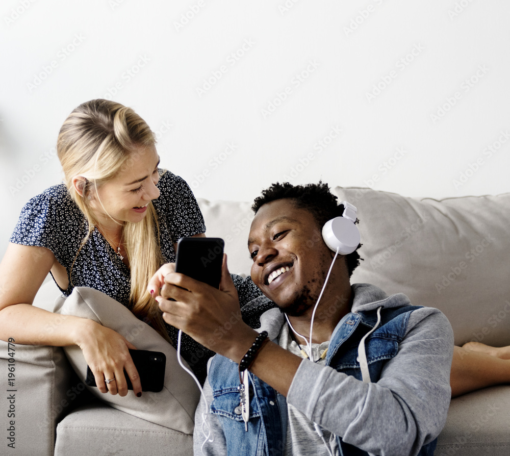 跨种族情侣在家分享音乐爱情、休闲和音乐理念