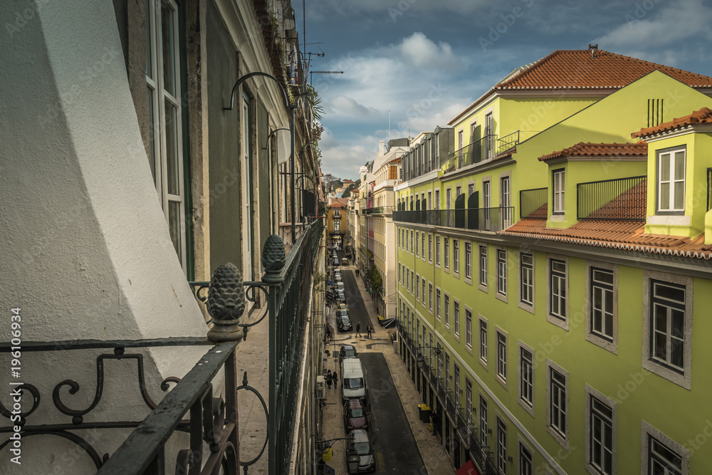 里斯本/葡萄牙-2018年2月17日：里斯本老城阳台景观
