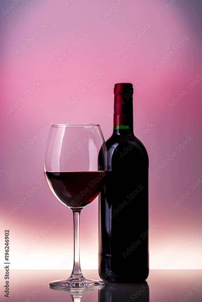 一瓶红酒和玻璃杯