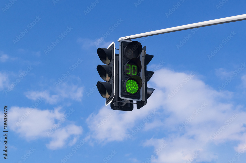 红绿灯，天空背景为绿灯信号