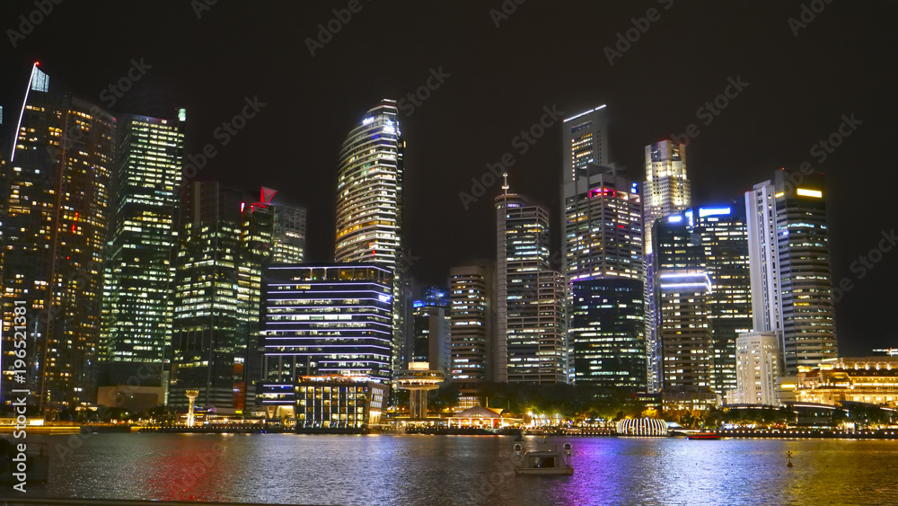 夜间从滨海湾欣赏新加坡城市天际线的壮丽景色