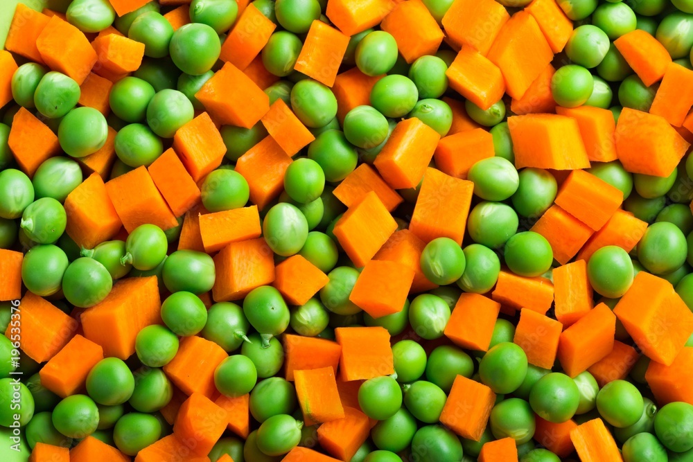 橙色胡萝卜和绿色豌豆