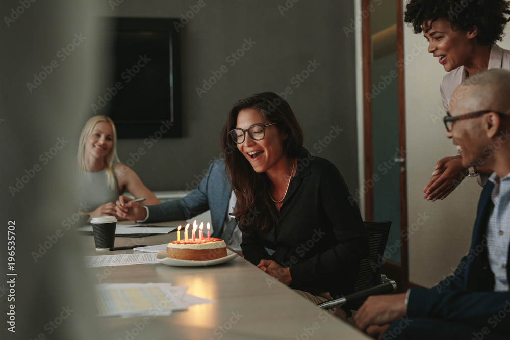 一位在职女性同事的惊喜生日庆祝活动