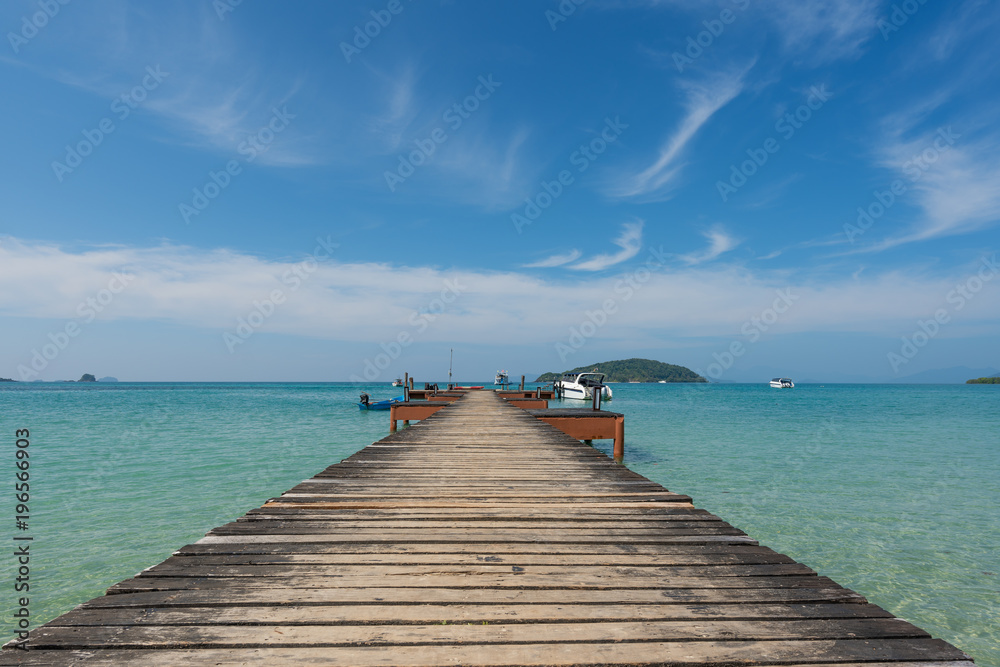 泰国普吉岛的木码头。夏季、旅游、度假和度假概念。