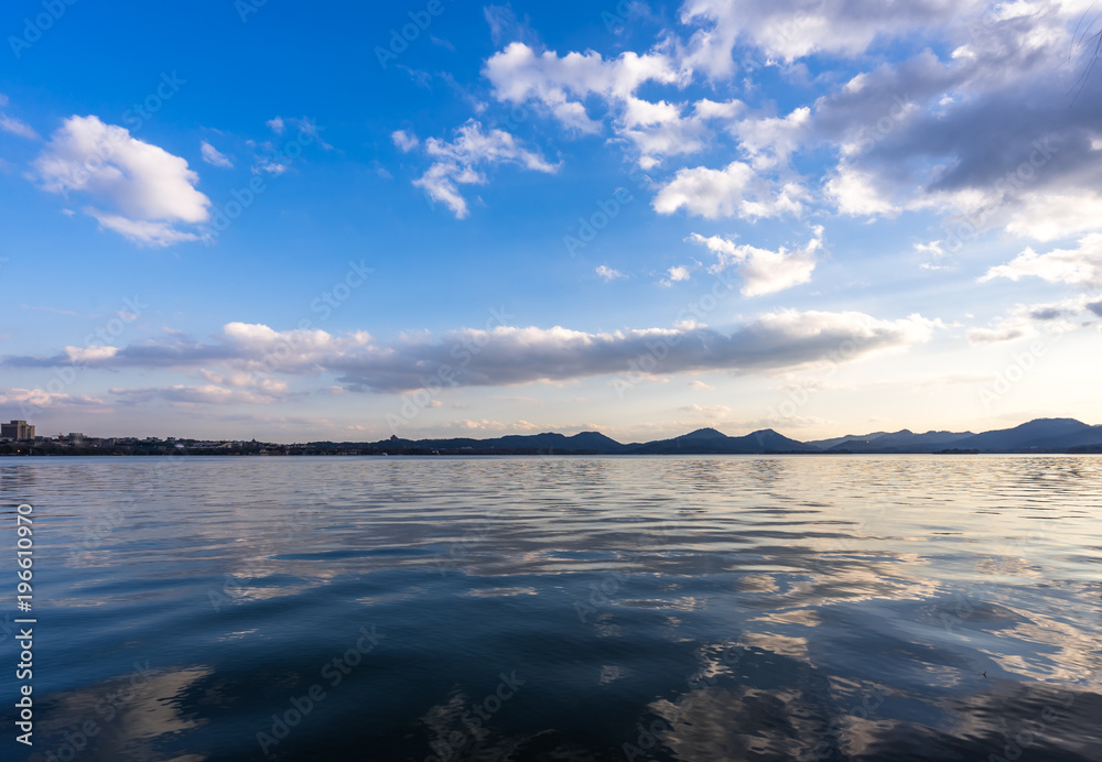 落日余晖中的杭州西湖
