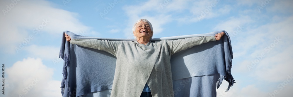 幸福的老妇人举起双臂的合成图像