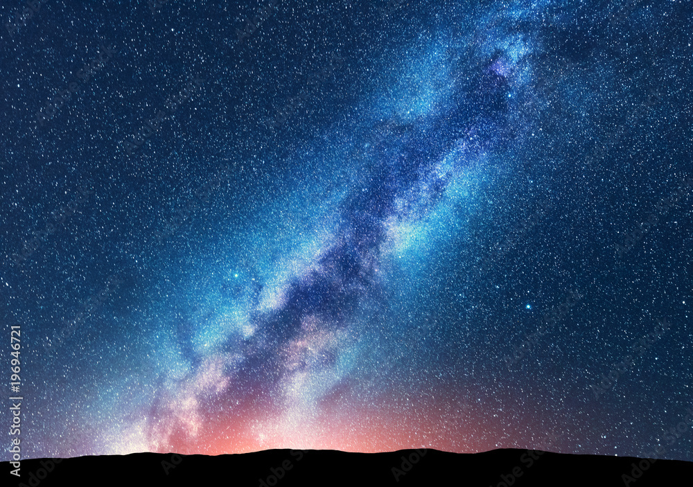 银河系。太空。明亮的银河系、布满星星的天空、橙色的光线和