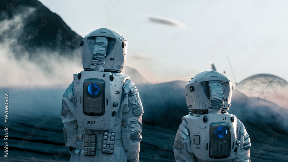 两名宇航员在布满气体和烟雾的外星岩石星球上自信行走的照片。
