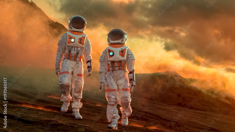 两名宇航员穿着太空服徒步探索火星/红色星球。太空旅行、探索和合作