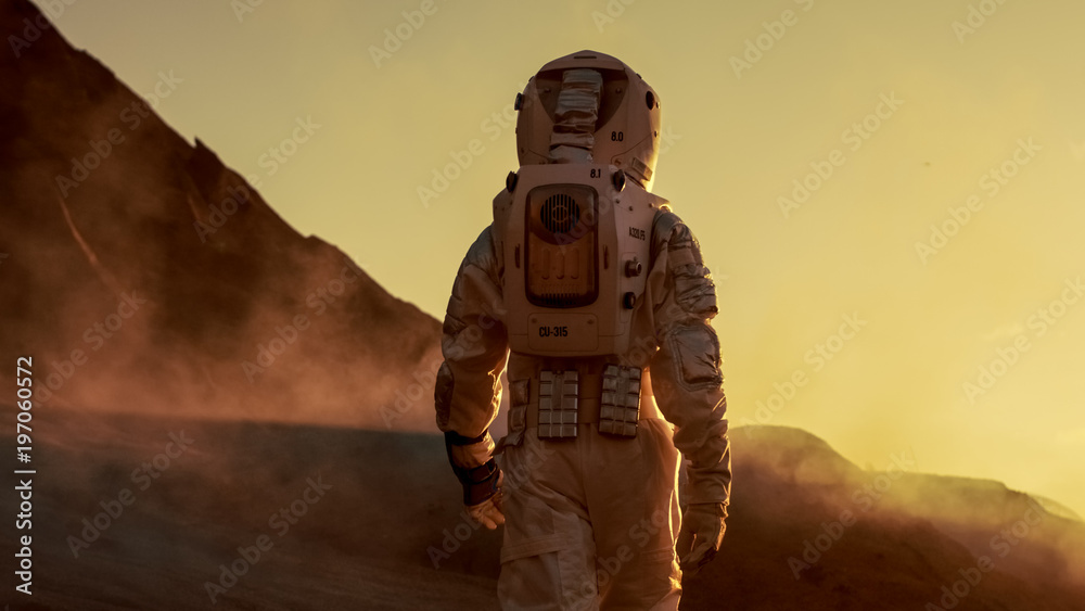 宇航员在火星上自信行走的照片。红色星球被气体和烟雾覆盖。人类克服了困难