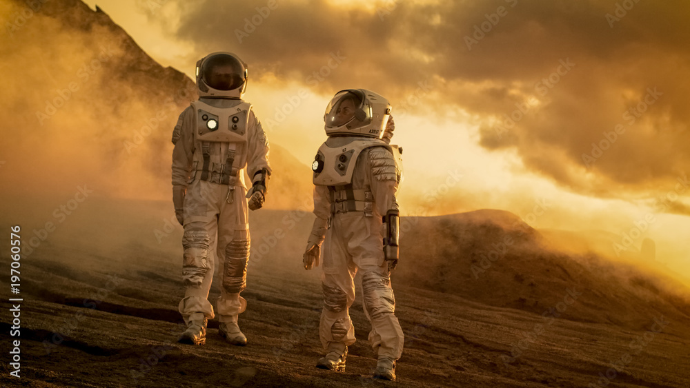 两名宇航员穿着太空服自信地走在火星上，在苏行星上探险